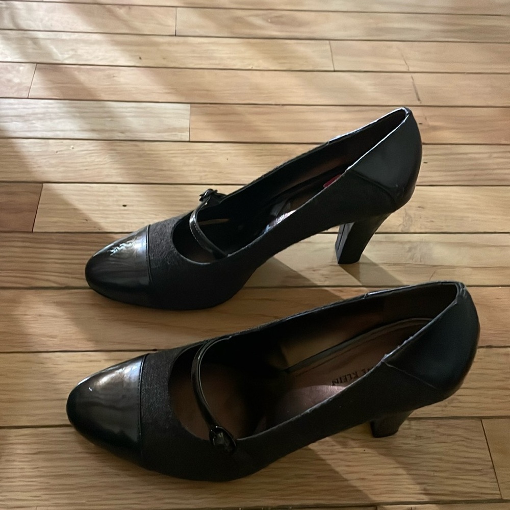 Ladies shoes, size 9M, brown.